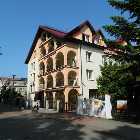 Hotel Pod Arkadami Darłówko Zewnętrze zdjęcie